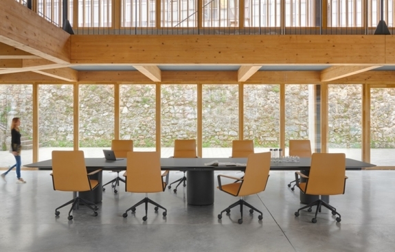 Andreu World design chairs and tables for workspaces, living, hotels and restaurants